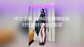   长发卷发妹子特写近景操出白浆流在蛋蛋上后入蜜桃臀，叫声淫荡