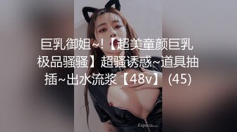 【角色扮演】月野凪在她的动漫女仆角色角色扮演中暴露了她的屁眼。他很快就看到了，开始分开她的屁股，用手