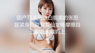 情趣套房TP黝黑哥和白嫩少妇还带个大棒棒来玩女的和摄像头零接触居然没有发现