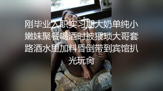  诱人的白虎学妹全程露脸大秀直播，可爱中带一点骚，跟狼友互动听指挥揉奶玩逼