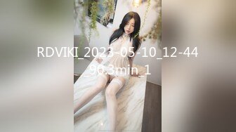 酒店和小18岁女友开房，电视放着【七龙珠】在床上却摸着女友的奶子 帮着发育奶子！