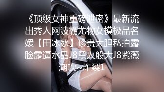 抄底漂亮气质少妇 粉色小内内卡着白嫩大屁屁真性感 一抖一抖超诱惑