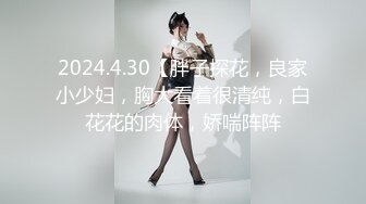 花裙小少妇和家人一起逛公园，这么短的裙子也不打底很有良心薄丝性感蕾丝透明粉N包裹肥臀