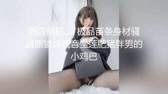 晚饭时故意把女友和她漂亮女闺蜜一起灌醉,偷偷到闺蜜房间掀开被子还光着屁股,担心被干醒只能轻轻抽插!