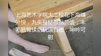 停车场里的小骚逼等大哥停好车跑到后座上激情啪啪，脱光了主动上位求插，浪荡呻吟把大哥刺激好了让大哥抠逼