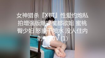  会瑜伽的女人，就是比较知性，一字马向上劈起，被男人肆意挑逗乳房，受不鸟自己掰开内裤自慰了，叫声好骚