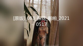 穿着浅蓝色轻飘飘百褶裙美女逛街裙子被风吹起内裤全露出发现用手去捂已经晚了