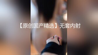 餐厅里黑裙长腿无内扫女，换换腿吸引注意力