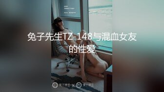 可爱女生头上戴着蝴蝶结在宾馆跟男朋友开房，表情好淫荡