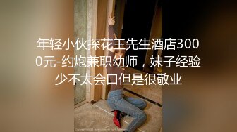 超短裙金发人妖调教纹身男绑住双手拽着脖子学狗够着爬舔屁眼在操菊疯狂爱爱