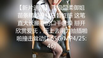  尤物骚女两男一女3P激情啪啪，从下往上视角拍摄，两根JB交掰穴揉搓尿尿