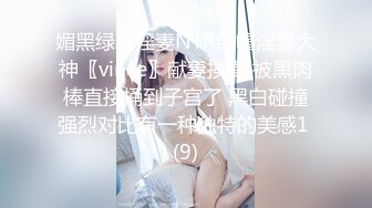 微胖肉嘟嘟的金發小美女，清純又可愛，脫下內內，雙指同時插入扣弄