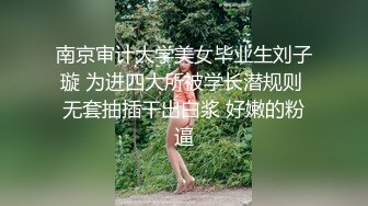  童颜大奶胖胖的极品妞，在家偷偷的跟狼友发骚，叫大奶子自己舔奶头左右开弓