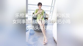 良家小少妇的诱惑，全程露脸穿着睡衣陪狼友发骚，淫声荡语揉奶玩逼，掰着骚逼道具抽插浪叫呻吟，表情好骚