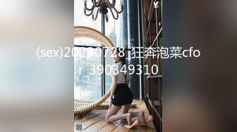 清纯眼镜19美少女，姐妹花一起，一脸呆萌卡哇伊，JK装短裙，没穿内裤看嫩穴，翘起美臀