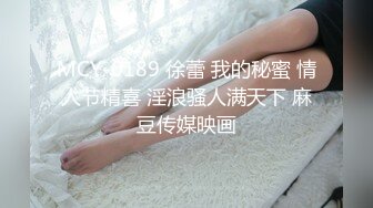 36D极品小女友，外表文静乖巧，寂寞自己玩道具，假屌猛捅，地板上骑乘位，实在受不了，叫醒男友操逼