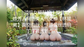 花臂纹身社会哥！酒店操女神颜值小女友！抓着大屌认真吸吮，站立后入一下怼入，抬起腿深插爆操