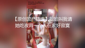 邪恶的房东门缝偷窥美女租客洗澡