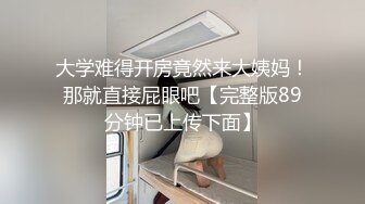 真实SPA按摩养生馆偷拍，好家伙，少妇带着闺蜜来找小哥服务了，小哥当着闺蜜的面操她，再来个双飞 (1)