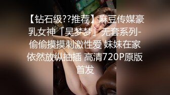   短发清纯系美女3P双男全身纹身小哥，按着双腿抽插无套内射，中场休息再来一炮，扶着屁股后入爆插