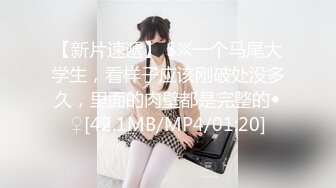   超嫩甜美少女！和炮友居家操逼！粉嫩小穴抹上润滑油，洞磨蹭直接插入，进进出出嫩穴好紧