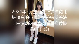 单身女性在家拿着梳子自慰解闷