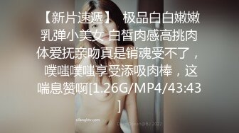  大辫子花姑娘镜头前露脸被大哥玩逼，颜值不错逼逼也很大直接让大哥用手淘玩拳交