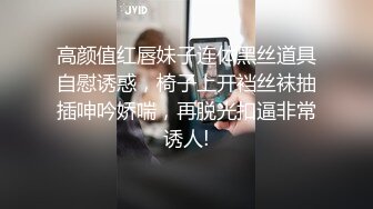 长得清纯可爱的新人妹子，胸型很美沙发边完美漏三点，奶奶很粉特写逼逼