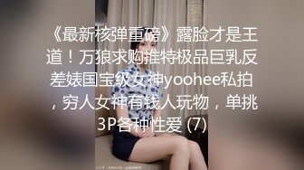 商场厕所偷拍牛仔裤美女边玩手机边拉屎