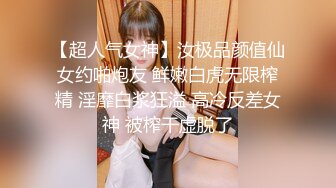  迷人的小妖精啊我坐在哥哥的小鸡鸡上，流出白带，去浴室洗洗