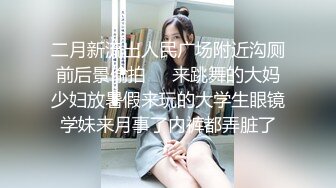 专注人前露出与路人同框美腿女神GI9ZA视图集，公园超市广场哪人多往哪去和老登一起锻炼 (11)