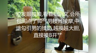 脱掉衣服手上花臂纹身，蹲着口交沙发上被猛操站立后入