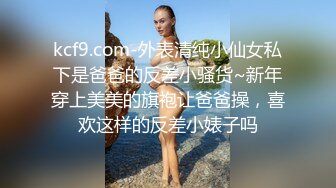 颜值美御姐炮友不在自慰，开档情趣内裤，扒开骚穴假屌抽插，搞得小穴湿湿