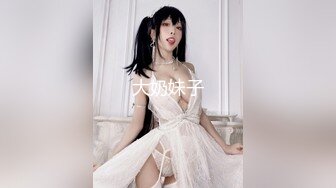 邻家妹妹型萝莉妹纸完美圆润美臀展示，情趣装露奶翘起肥臀扭动，张开双腿揉搓阴蒂，抖动臀部看着非常诱惑