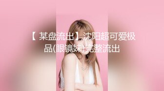 【小虎牙18清纯小萝莉】娇小身材一手抓美乳，全裸诱惑扒开小穴，跪着翘起屁股妞来扭去，抬起双腿给大家看美脚