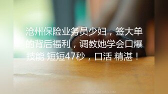 偷拍女同学上晚自习时上厕所,把逼掰开检查一下,估计是520和男友出去开房被操肿了