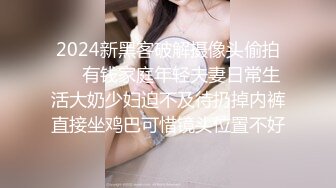 白牛仔裙美女内裤勒进屁股里