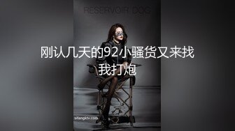 户外的站街女，大哥给多点钱，直接小公园口暴打飞机，射完还给舔干净！