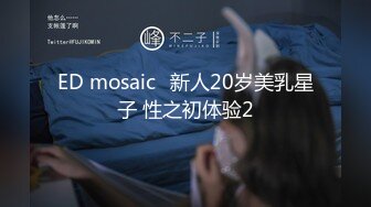 勾搭两个风骚女技师小哥想要啪啪，淫声荡语不断撩骚动手动脚扒光玩奶各种爆草，还让骚女打电话草她好刺激-