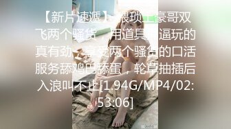 无意间发现邻居家还在读书的漂亮小妹妹浴室洗澡不拉帘隔着窗户悄悄偸拍她身材真好双奶饱满阴毛性感极了