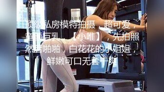 等电梯的少数民族着装美女 我们办公室一朵美丽的石榴花