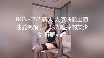 理發店沙發上坐等女伴氣質美女,微張的白皙美腿不慎露出私處,甜美聲音更是聽醉了