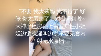 cos劲装美女玩假鸡巴自慰