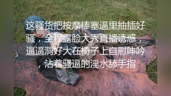 非正规的足疗店大哥享受完技师的服务后还有特妇，真实偷拍技师脱光在床上被大哥压在身下爆草后入大屁股射完退场