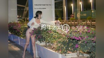 花裙尤物换上空姐制服有那味儿了，像新疆美女异域尤物