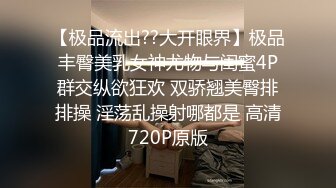   风骚美少妇寻求刺激，打着电话被无套后入操逼，表情夸张极其享受特写超粉穴